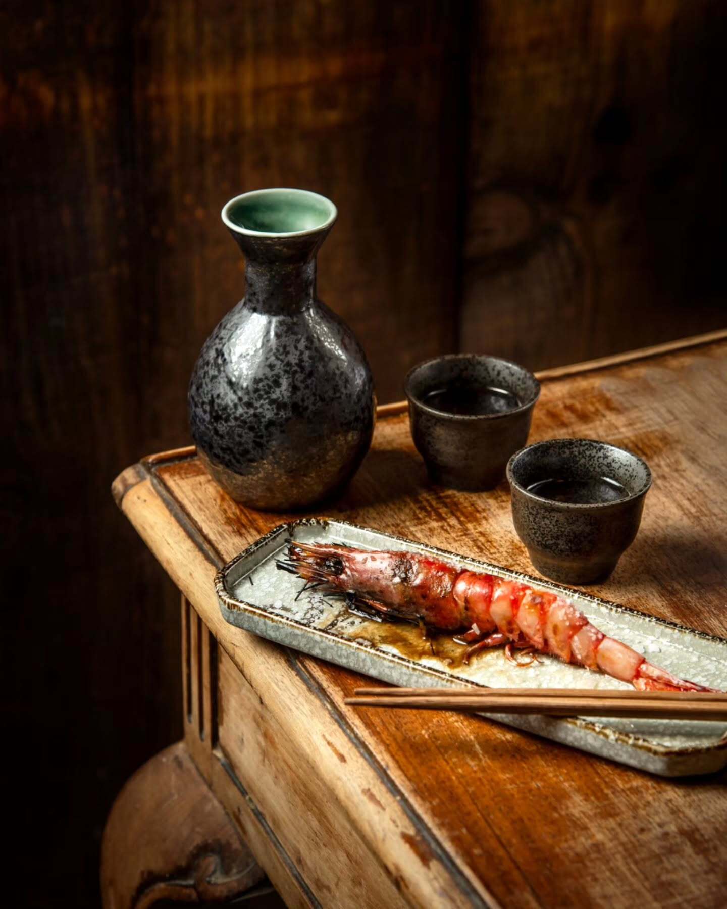 Langostino entero a la brasa servido con juego de sake tradicional