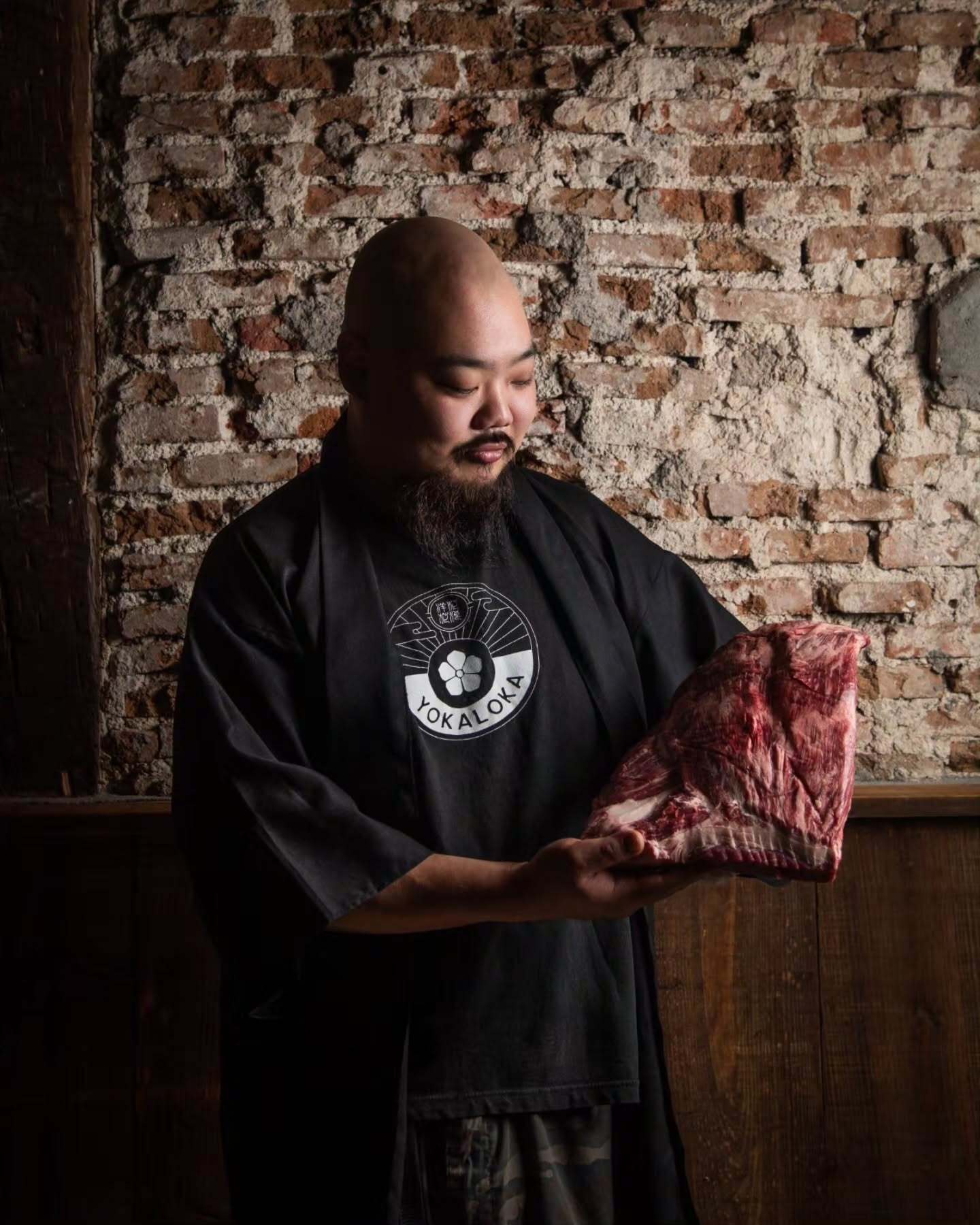 Cocinero de YOKALOKA sosteniendo una pieza de wagyu ibérico