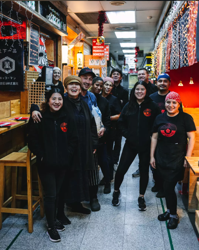 Equipo de YOKALOKA sonriendo en el pasillo del Mercado Antón Martín